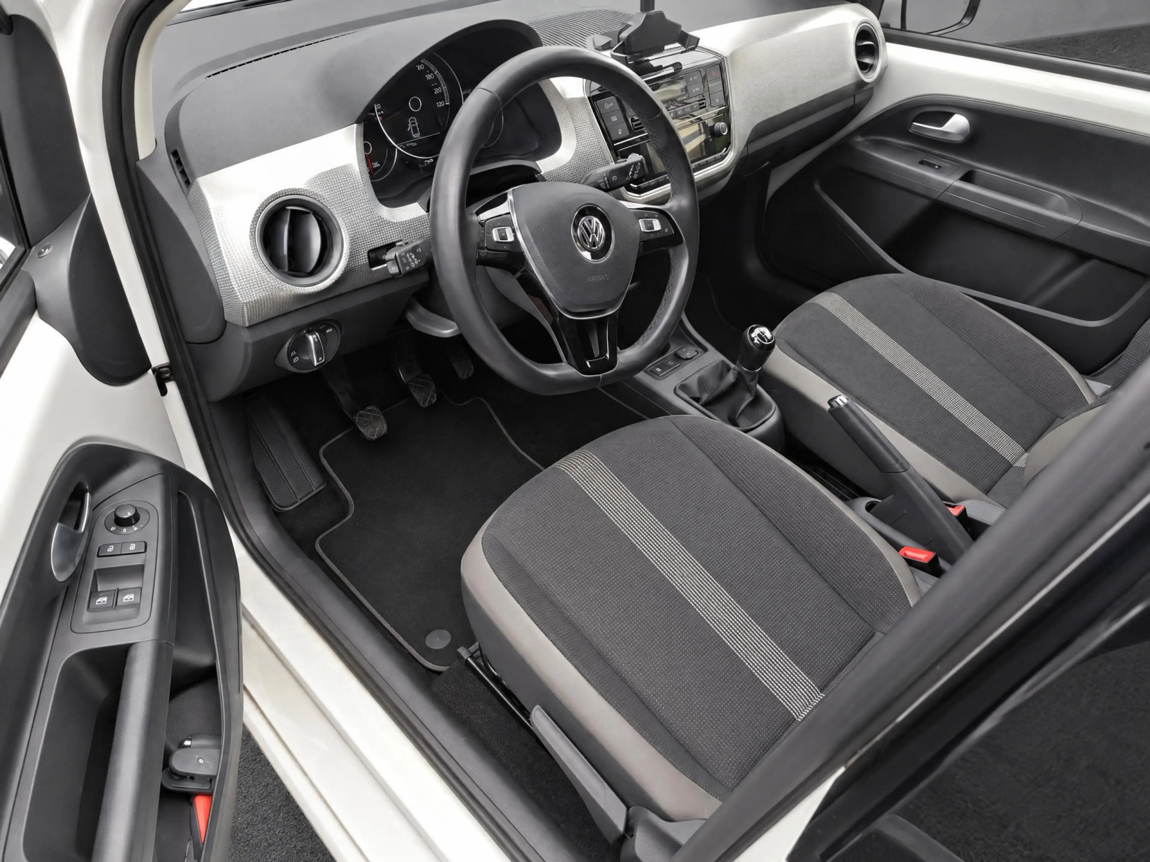 Volkswagen up! 1.0 BMT high up! R-Line / CLimate controle / Cruis — photo 10