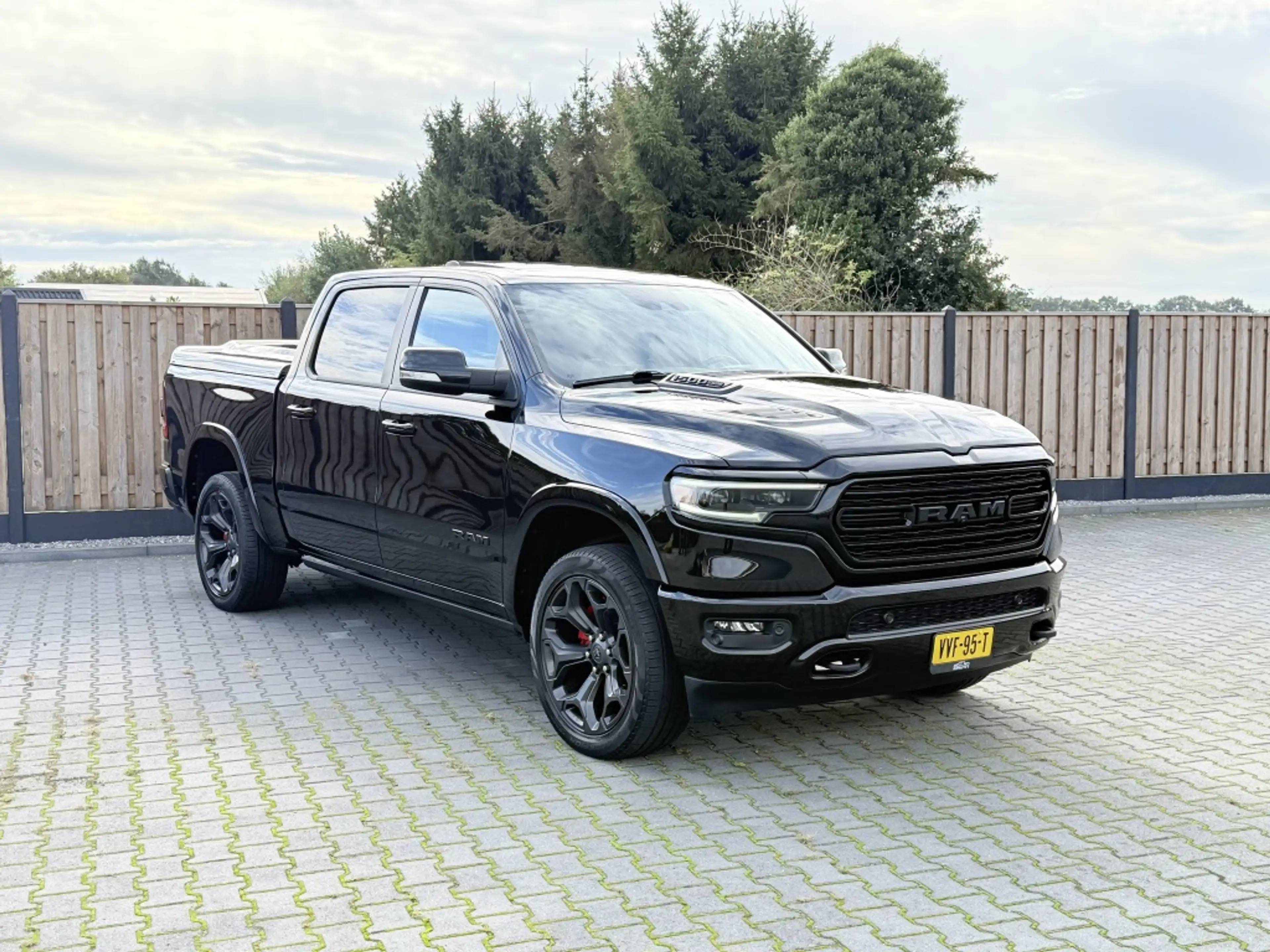 Dodge RAM 1500 5.7 HEMI V8 4x4 CC LIMITED PANO LPG WEINIG KM