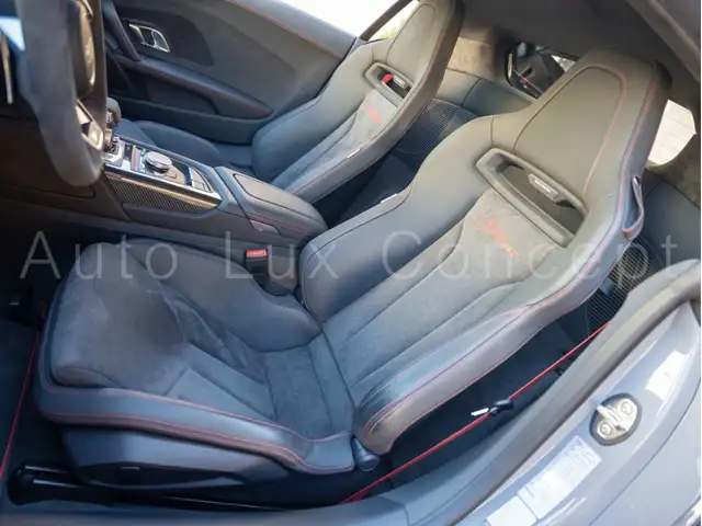 Audi R8 view 7