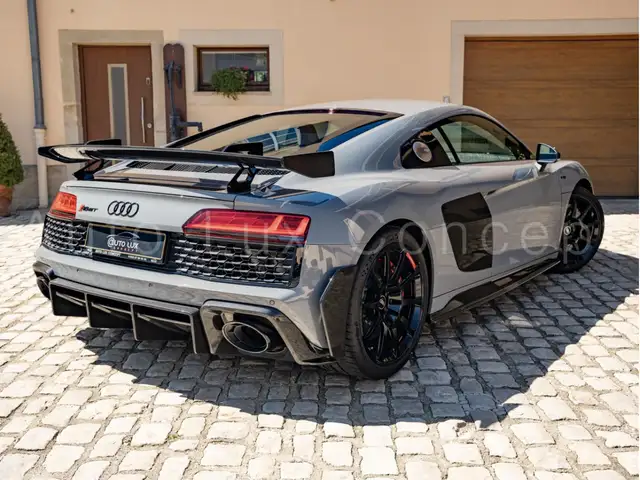Audi R8 view 3