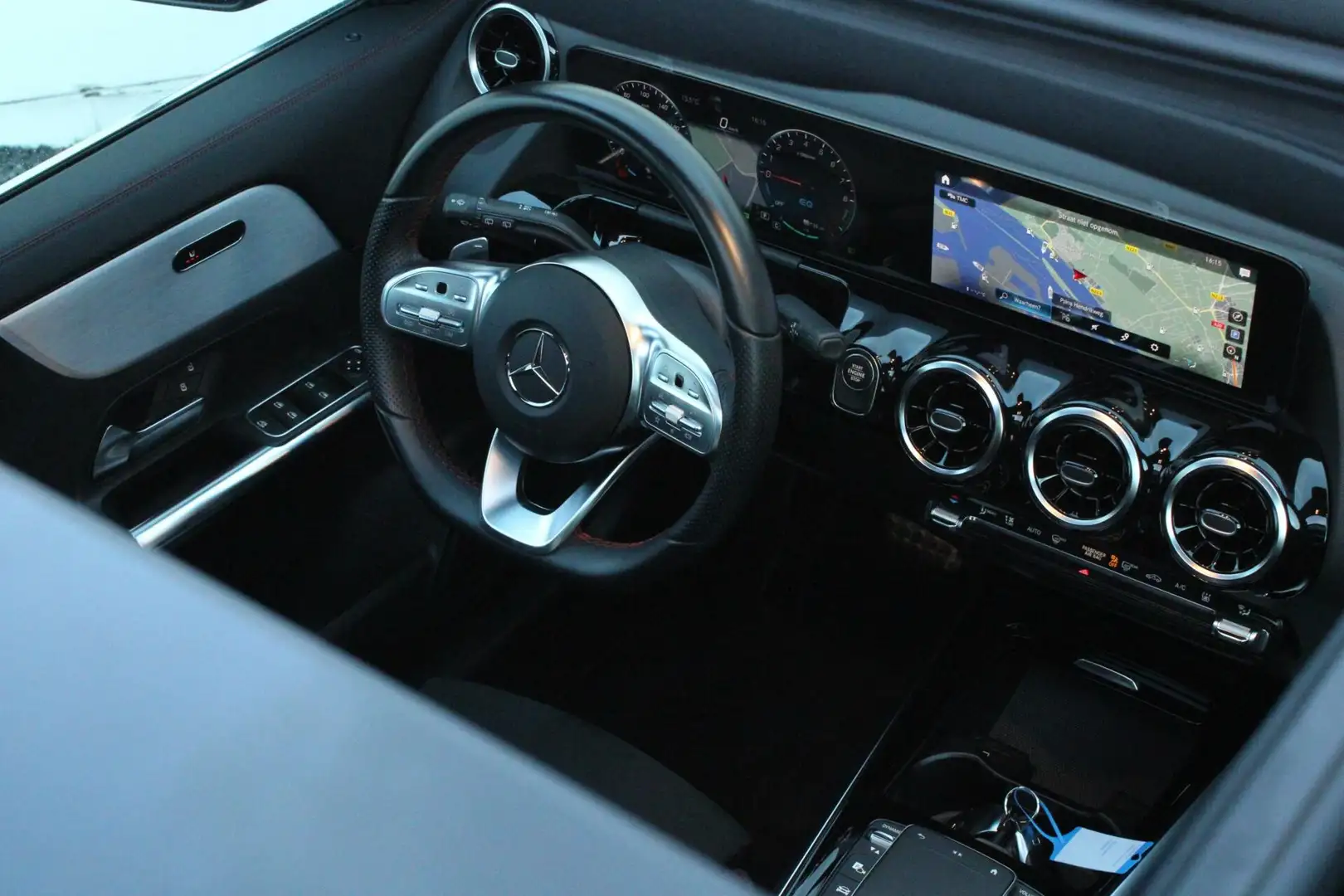 Mercedes-Benz GLA 250 250e AMG Limited PANO CAMERA 20" AMG WIDESCREEN Grau - 2