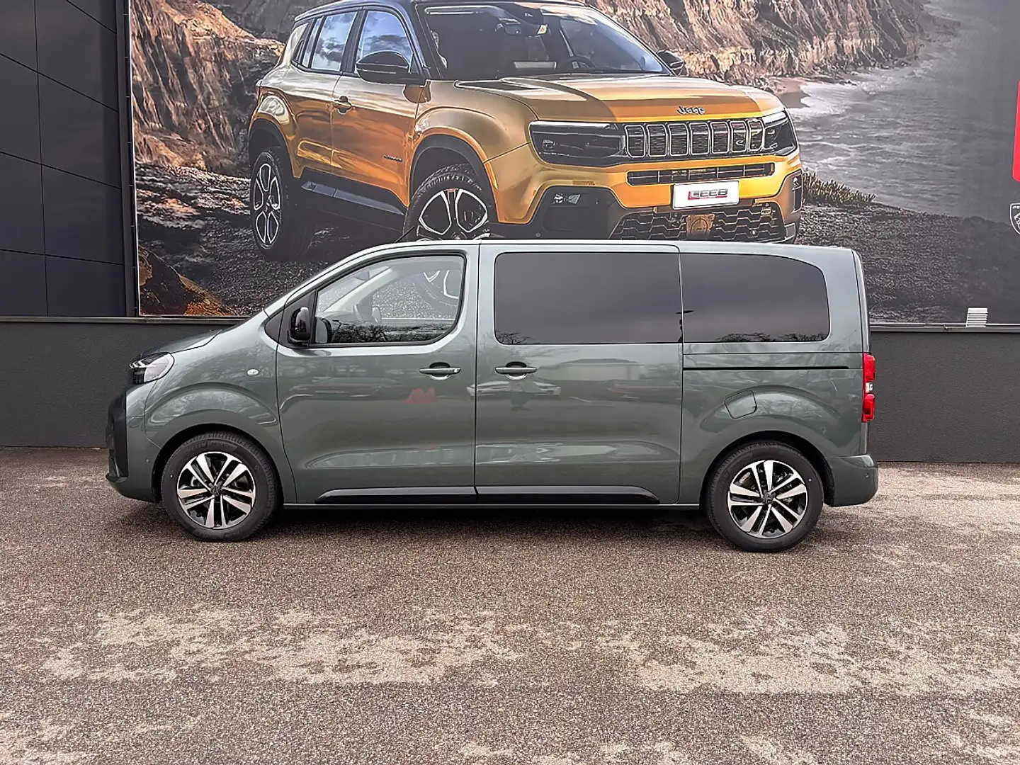 Peugeot Traveller Premium BlueHDi 180 Standard EAT8 inkl. VIP 4 S... Grün - 2