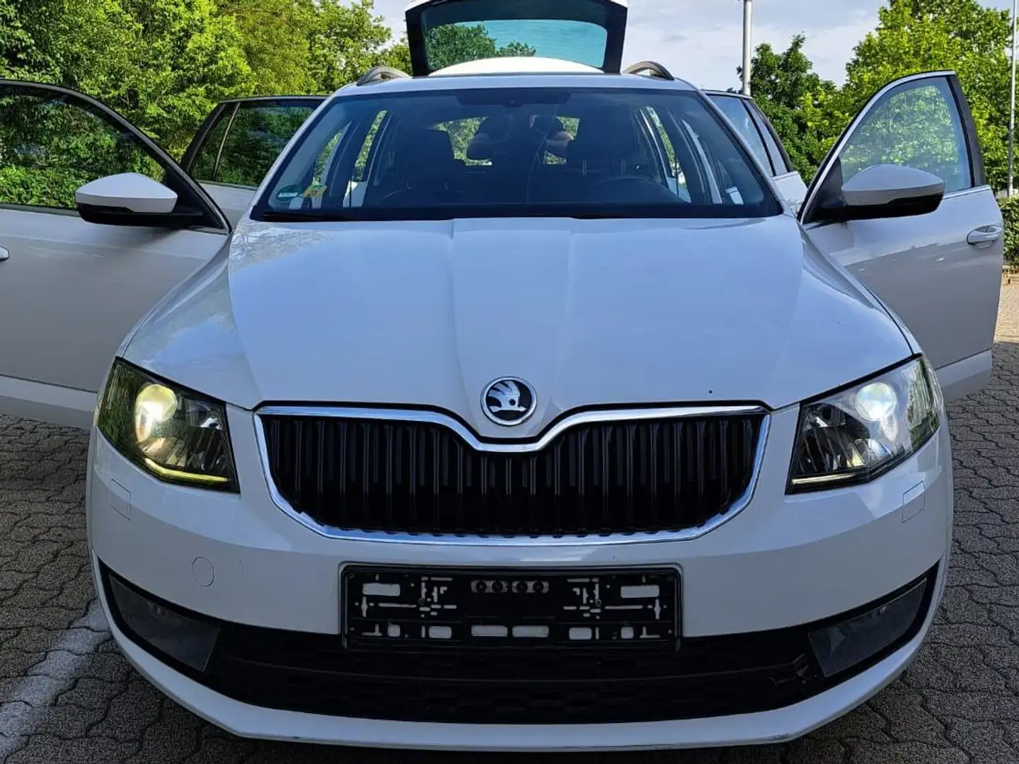 Skoda Octavia Rapid Spaceback 1.6 TDI Active Weiß - 1