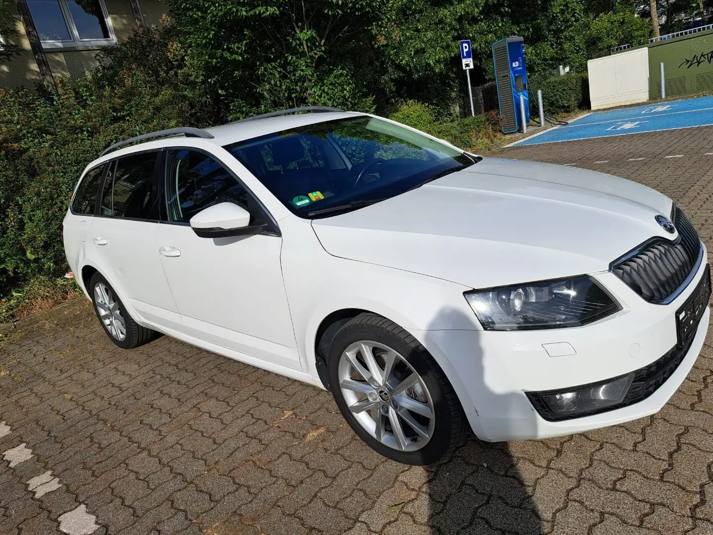 Skoda Octavia Rapid Spaceback 1.6 TDI Active Weiß - 2