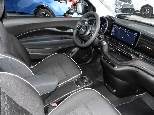 Fiat 500e view 3