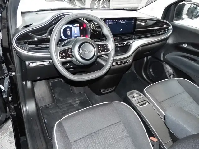 Fiat 500e view 4