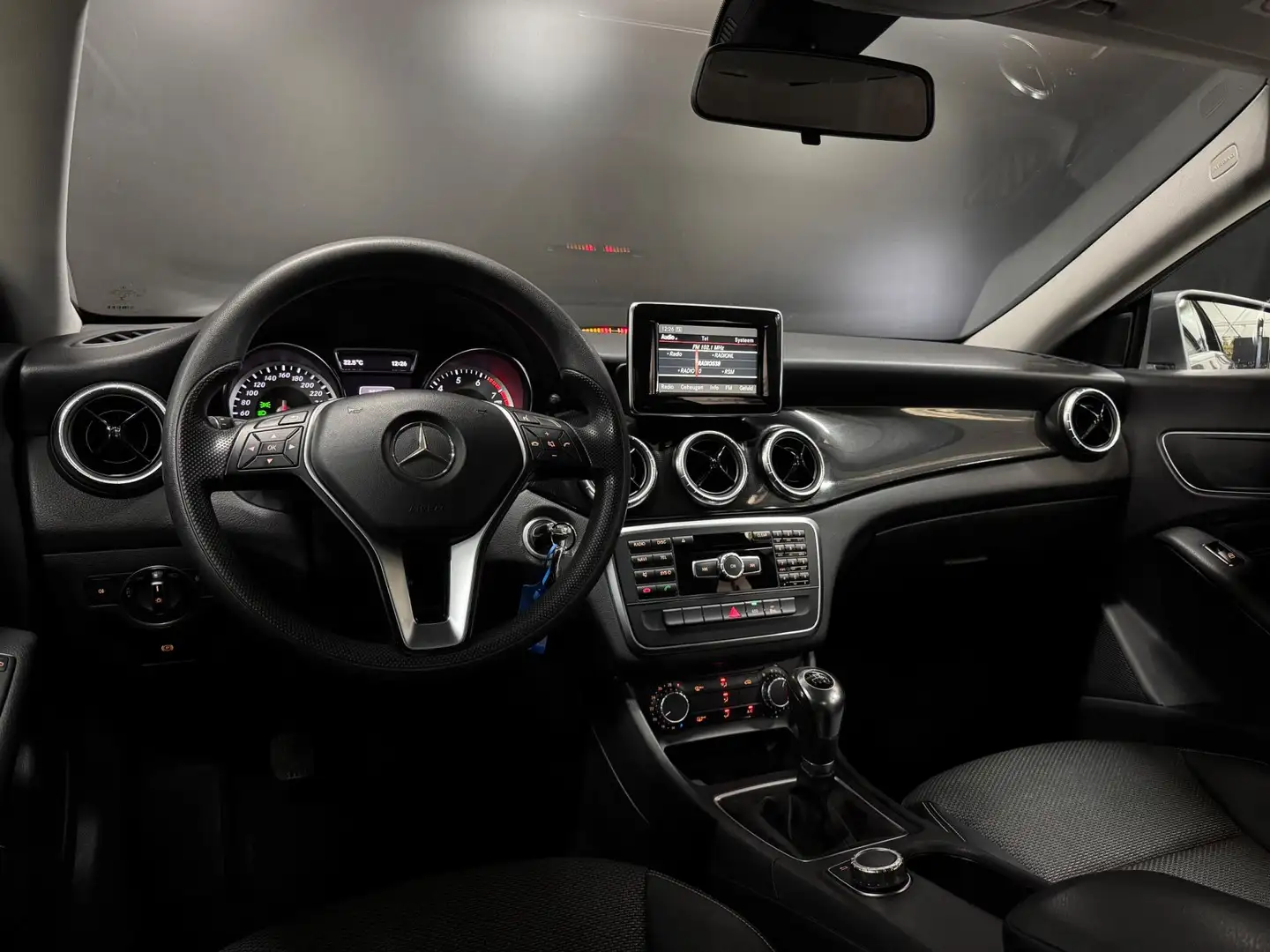 Mercedes-Benz CLA 200 Ambition, AMG Multispaak 19", Multistuur, Private Grijs - 2