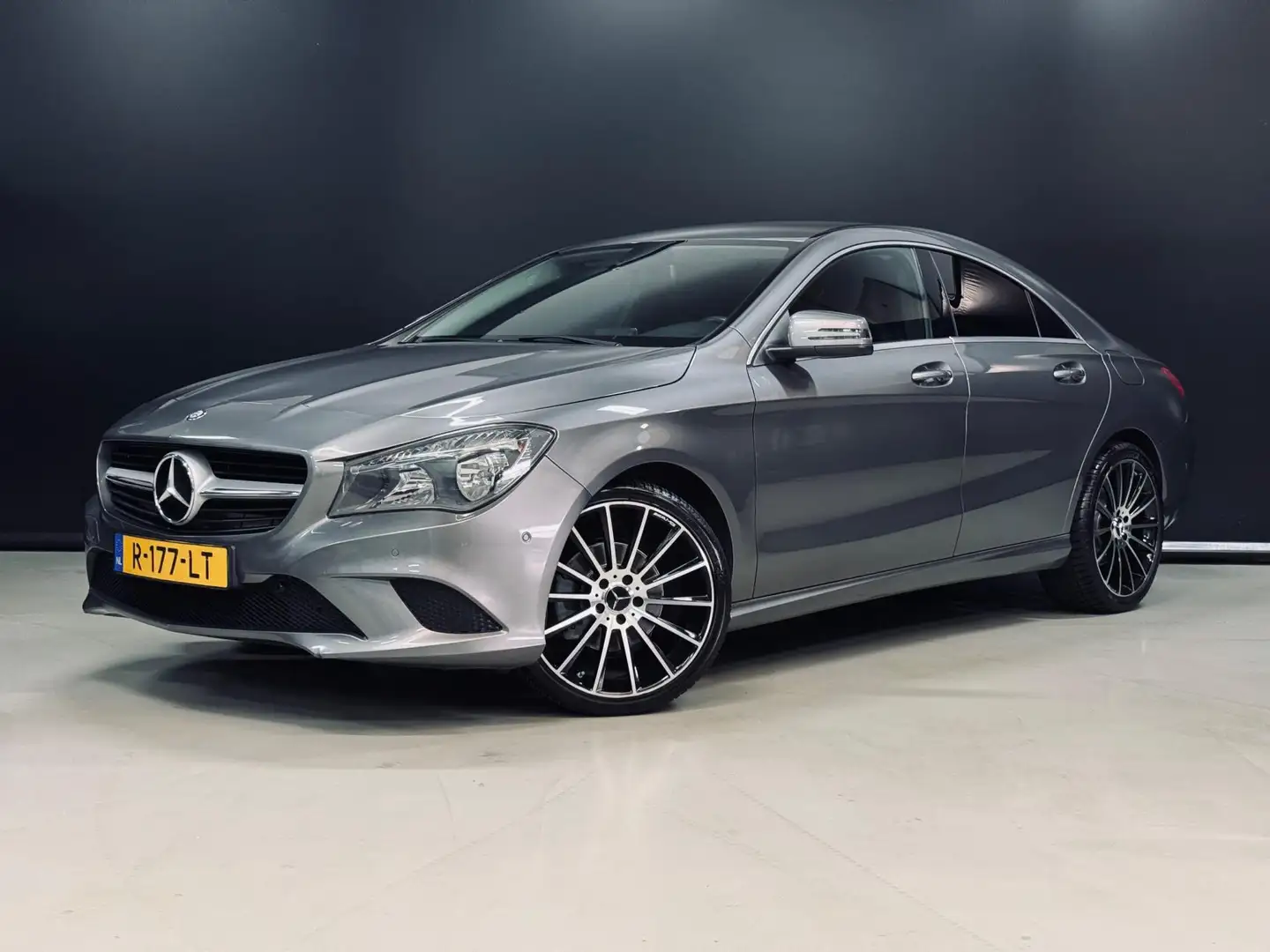 Mercedes-Benz CLA 200 Ambition, AMG Multispaak 19", Multistuur, Private Grijs - 1