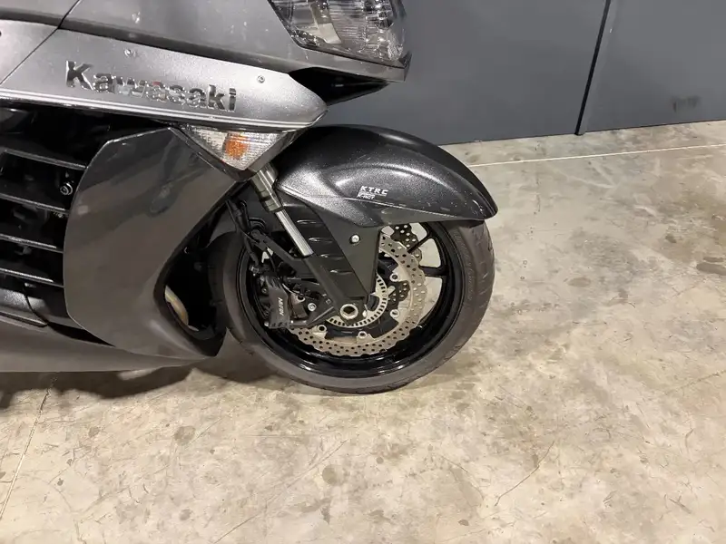 Kawasaki GTR 1400 - foto 7