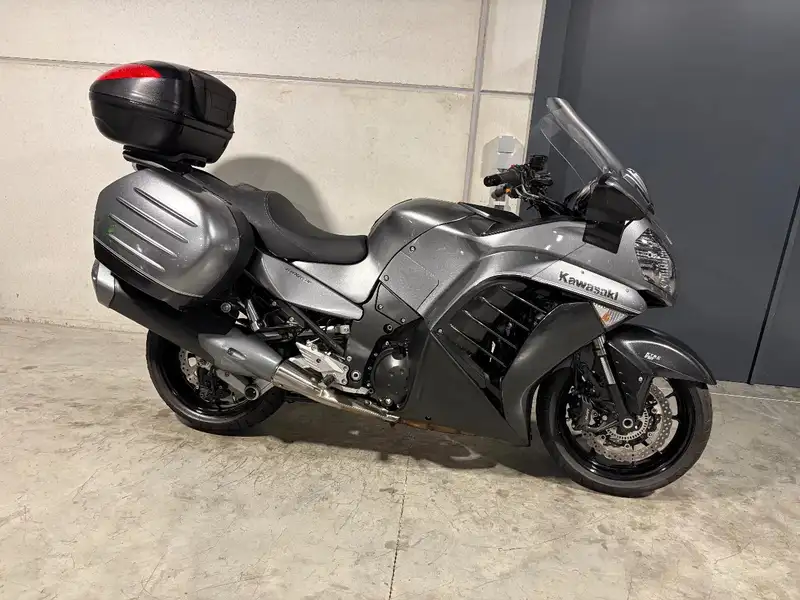 Kawasaki GTR 1400 - foto 2