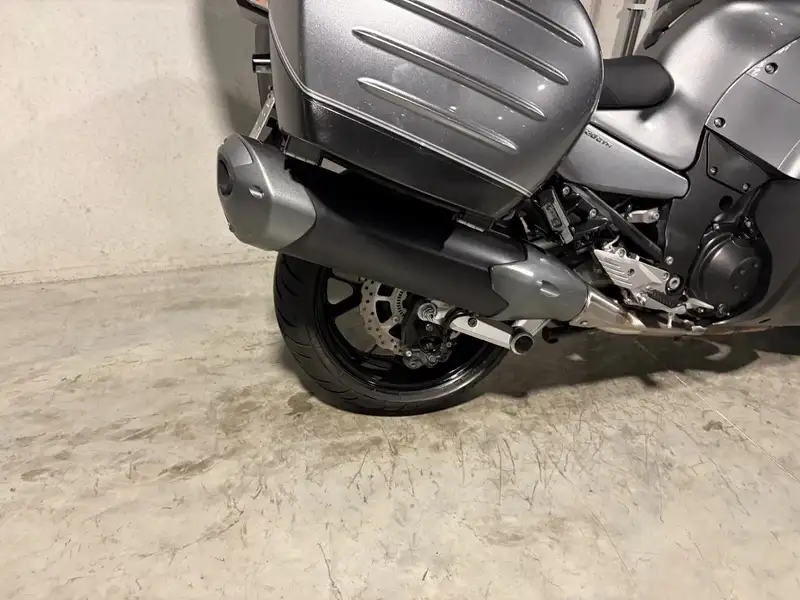 Kawasaki GTR 1400 - foto 4