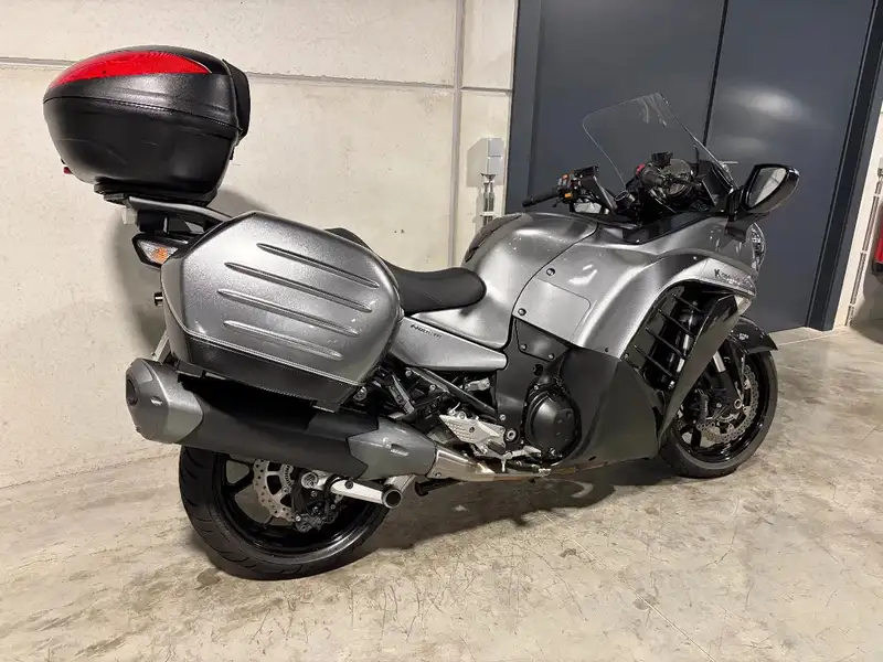 Kawasaki GTR 1400 - foto 3