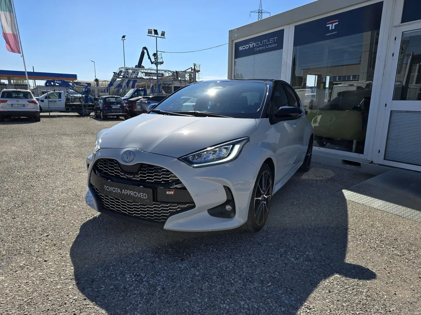 Toyota Yaris Yaris 1.5h 130 GR Sport Plateado - 1