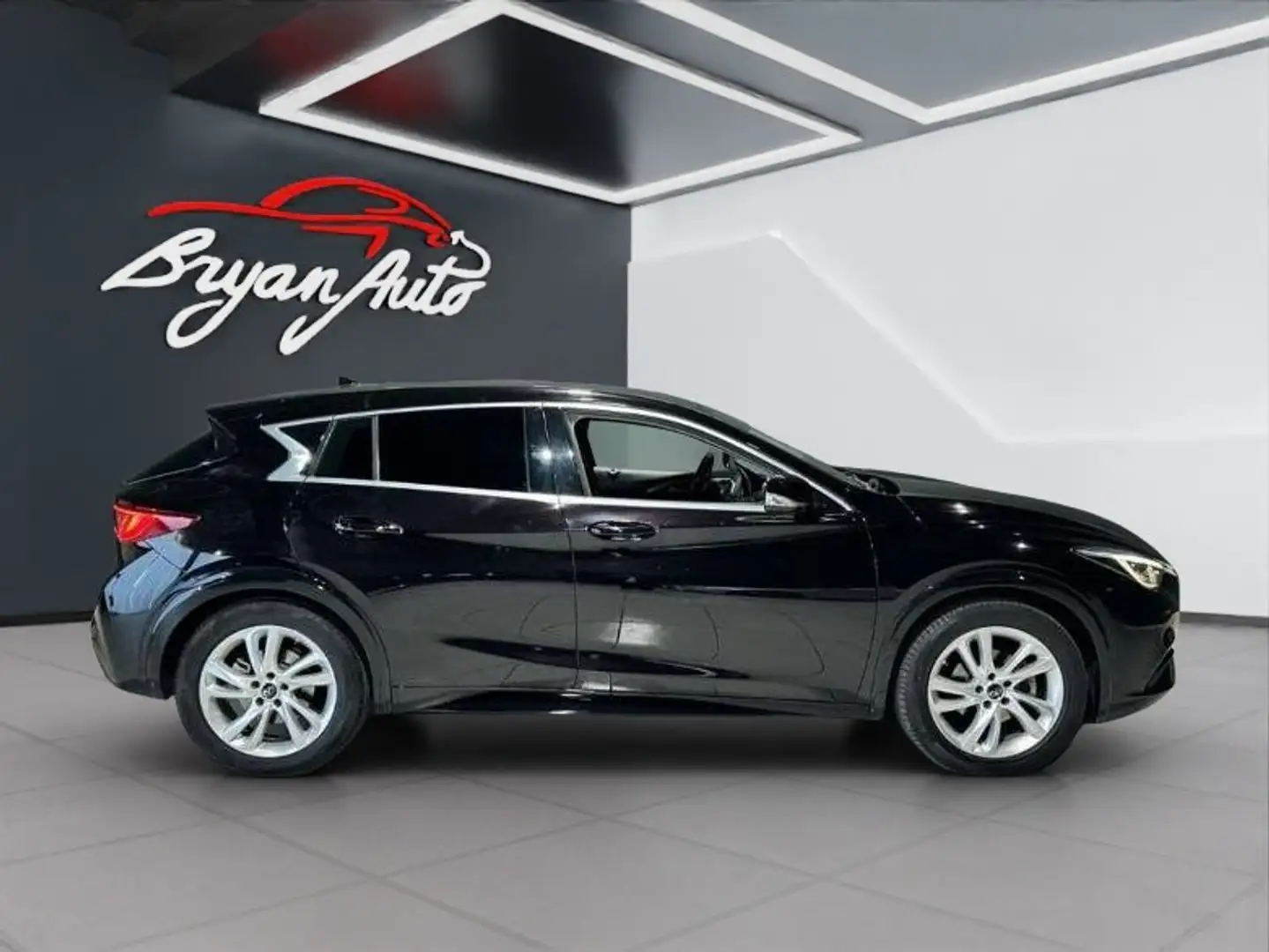 Infiniti Q30 1.5d Premium Tech Gallery White 109cv Negru - 1