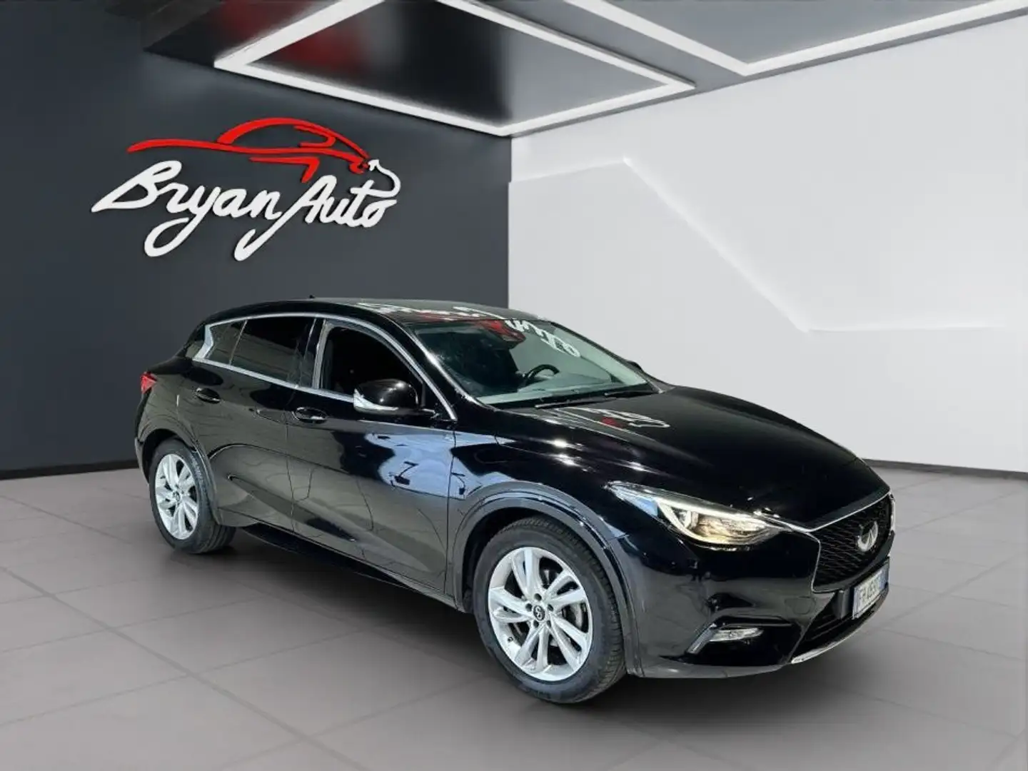 Infiniti Q30 1.5d Premium Tech Gallery White 109cv Negru - 2