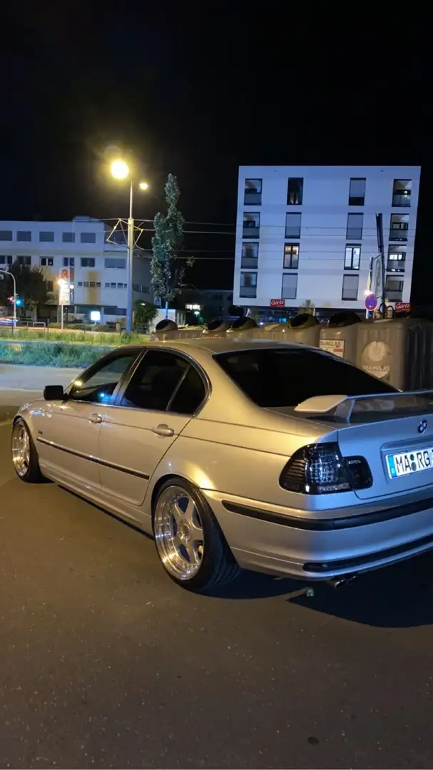 BMW 323 323i - 2