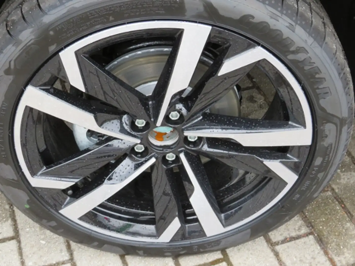 Skoda Kamiq Monte Carlo 1,5TSI  110kW Parken NAVI AHK Orange - 2