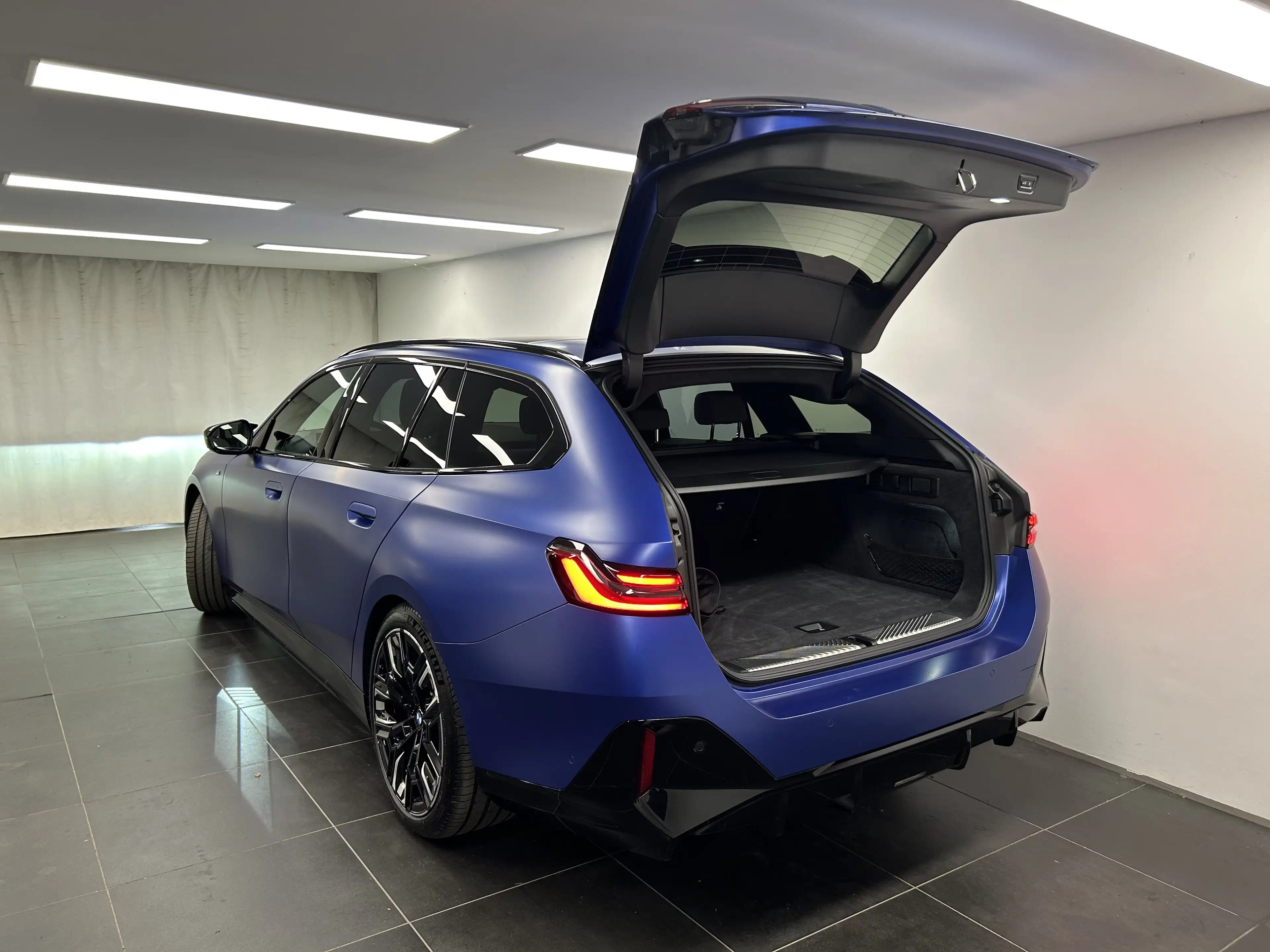 BMW i5 M60 xDrive Touring — photo 11