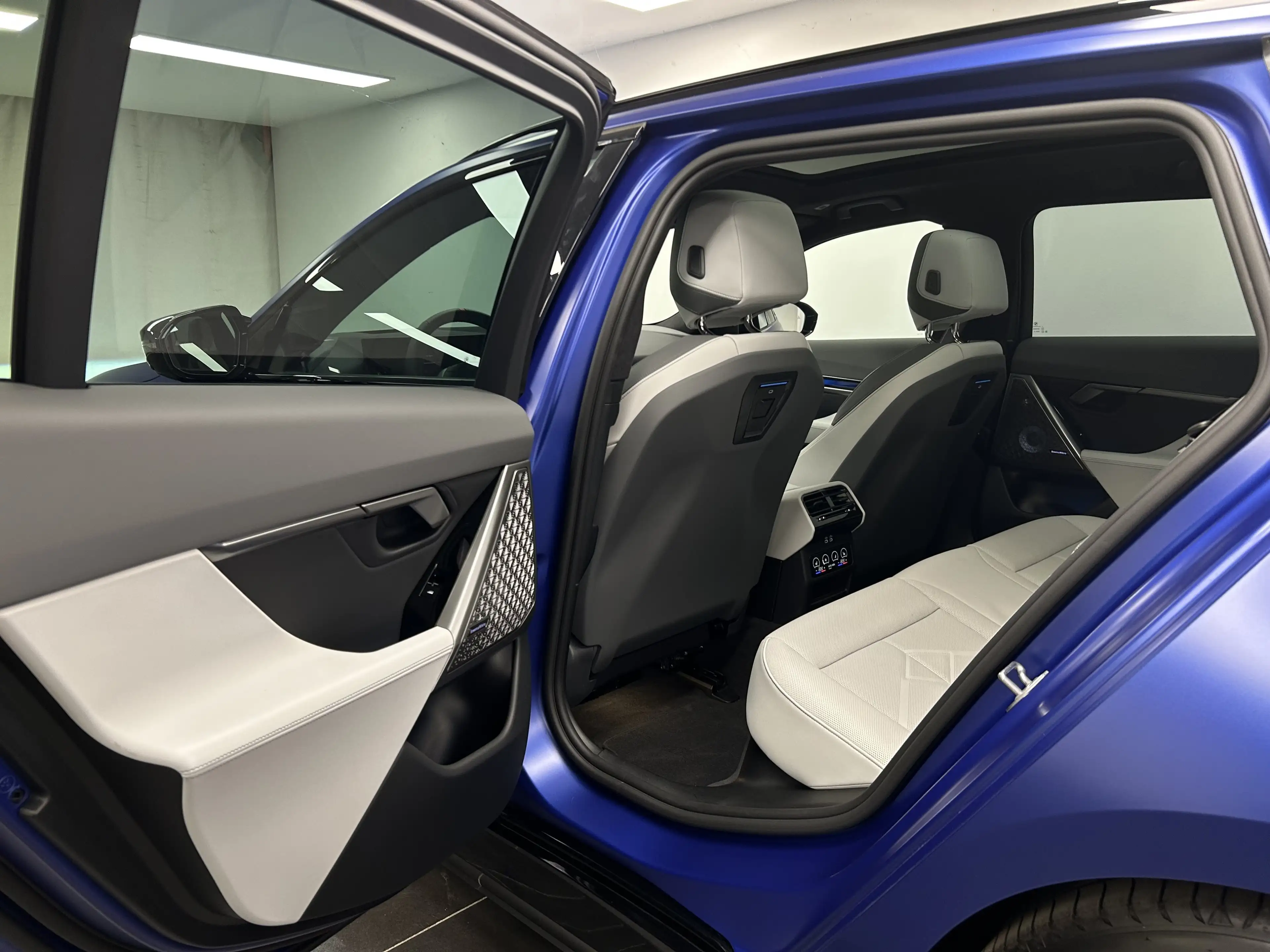 BMW i5 M60 xDrive Touring — photo 13