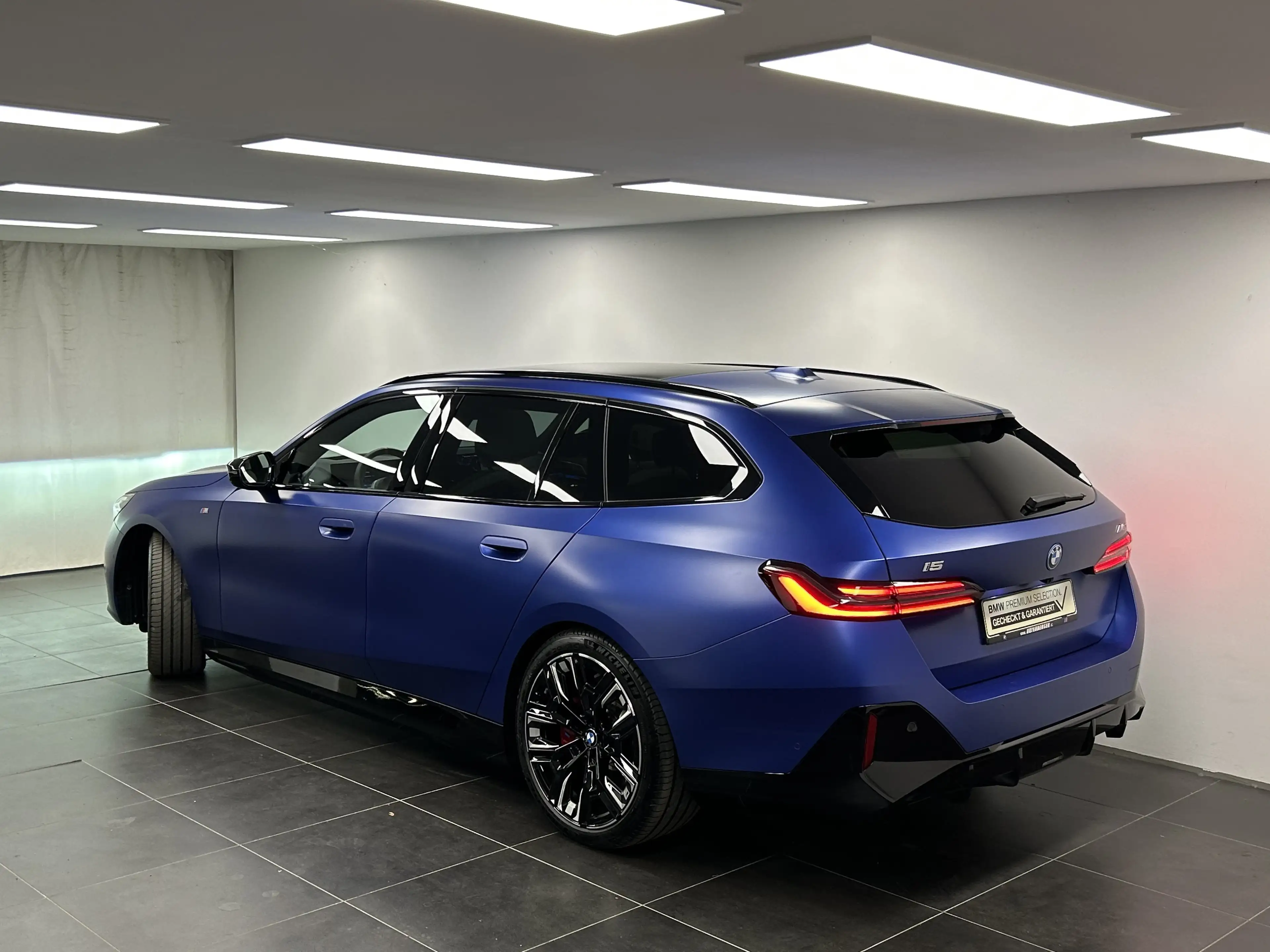BMW i5 M60 xDrive Touring — photo 3