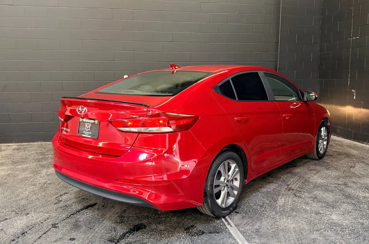 Hyundai ELANTRA photo Hyundai ELANTRA