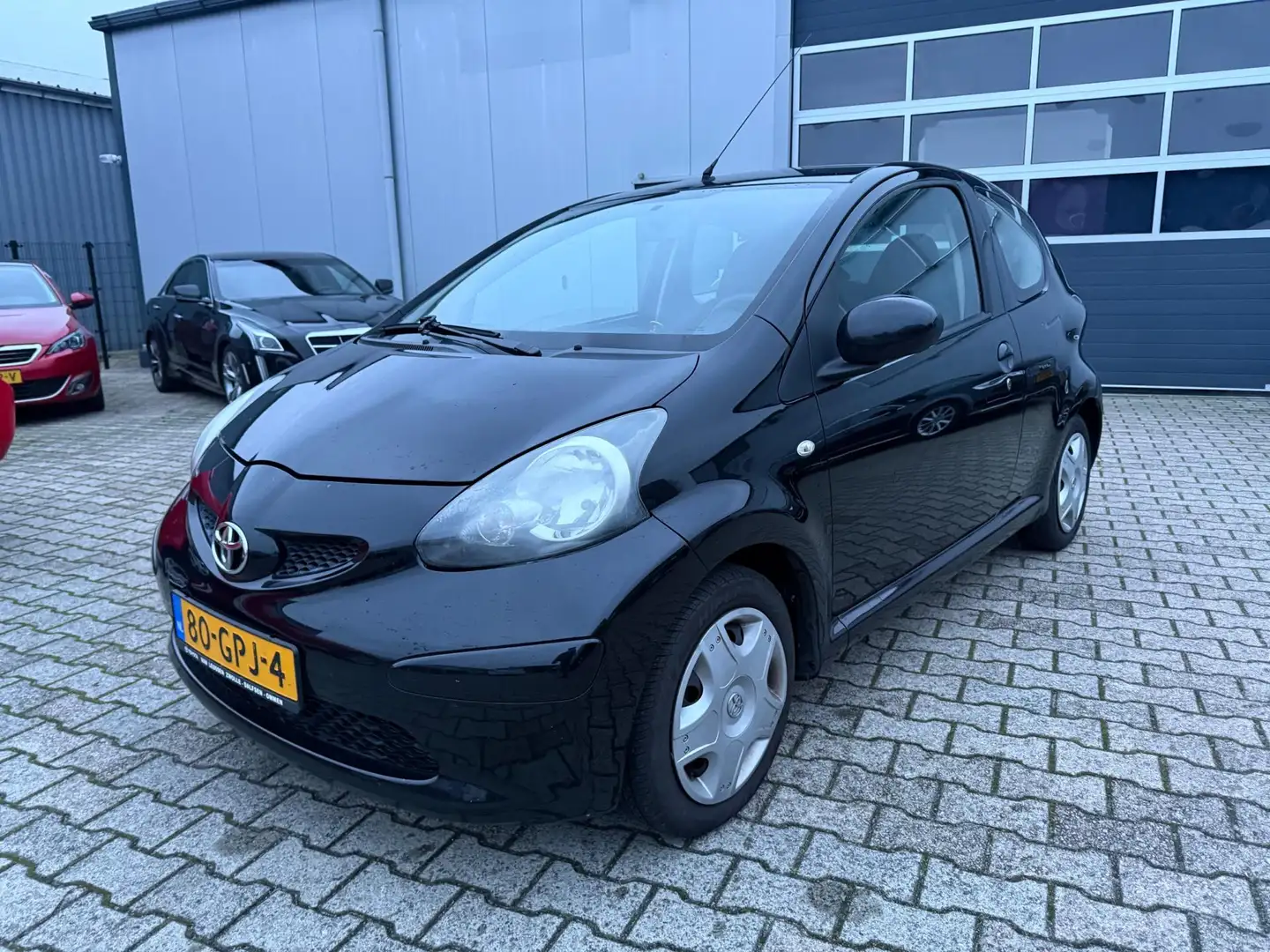 Toyota Aygo 1.0-12V + Stuurbekachtiging Goedkoop rijden Zwart - 1