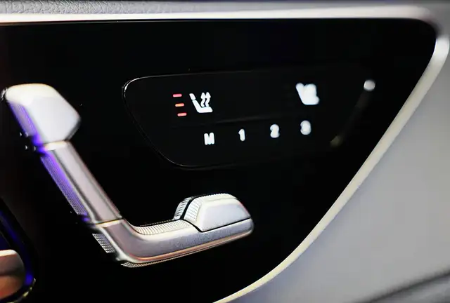 Mercedes-Benz C-Class view 12