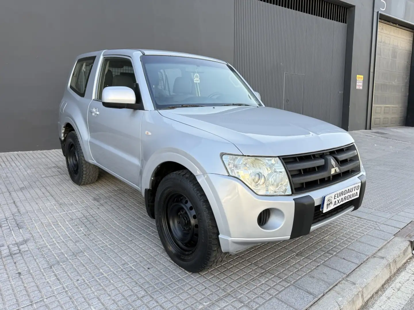 Mitsubishi Montero 3.2DI-D Intense Gris - 1