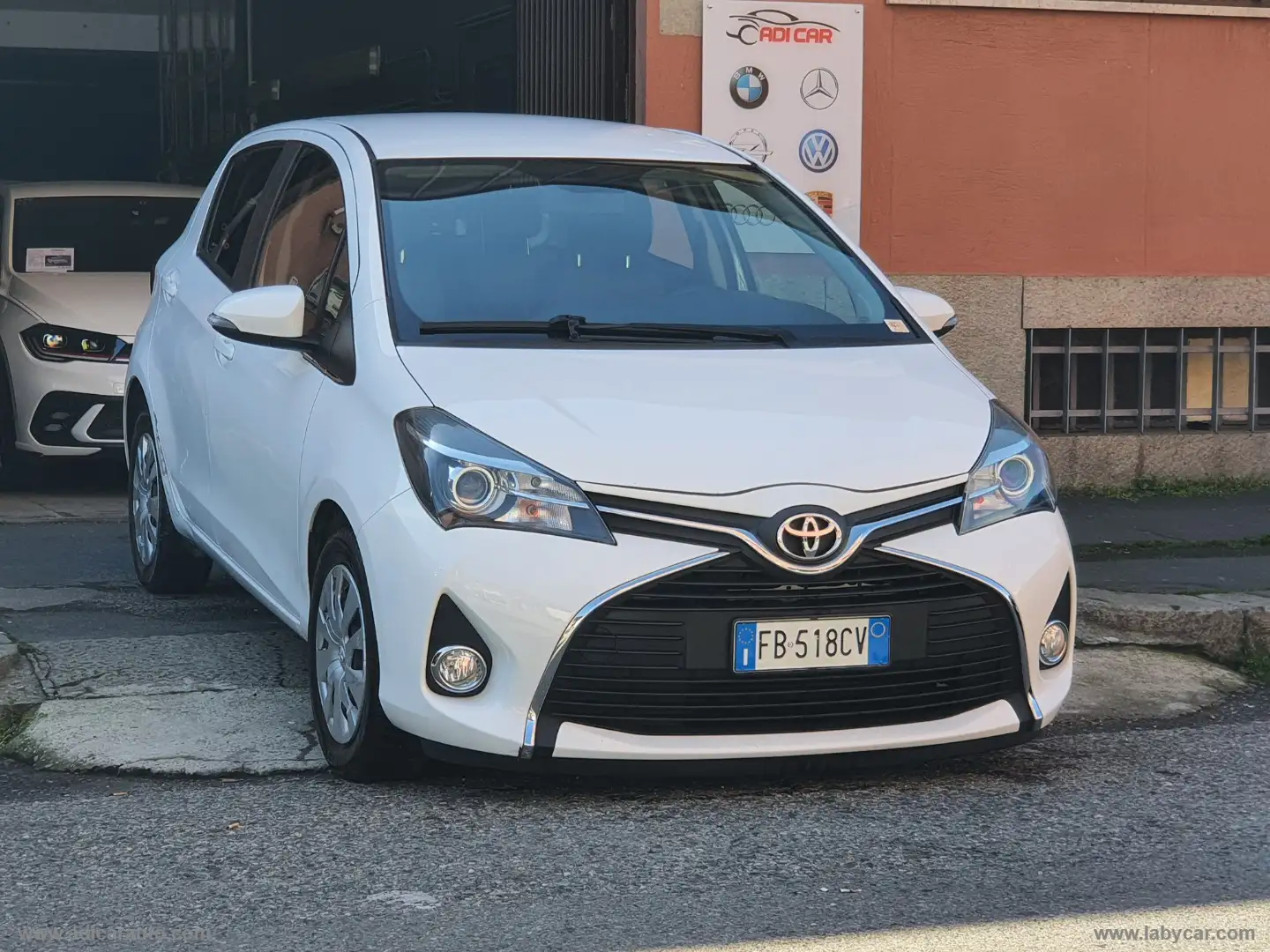 Toyota Yaris 1.0 5p. Bianco - 1