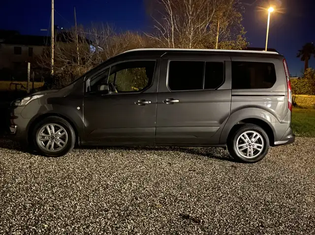 Ford Grand Tourneo