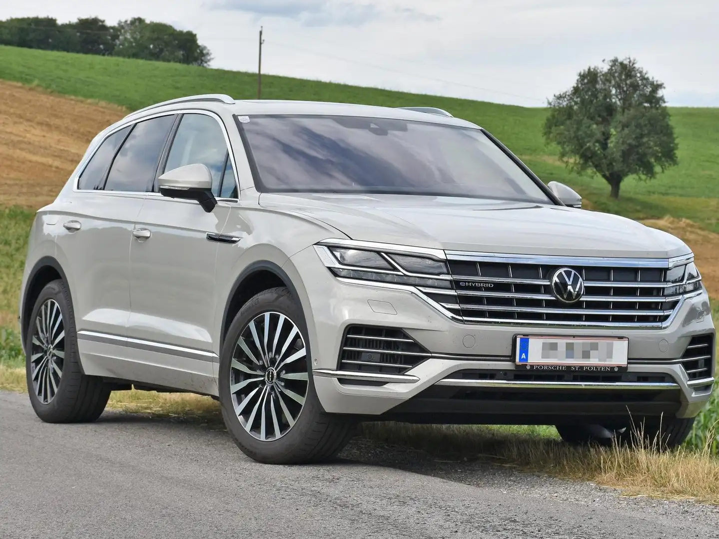 Volkswagen Touareg Touareg V6 TSI eHybrid Pano, Luft, AHK, Garantie Beige - 2