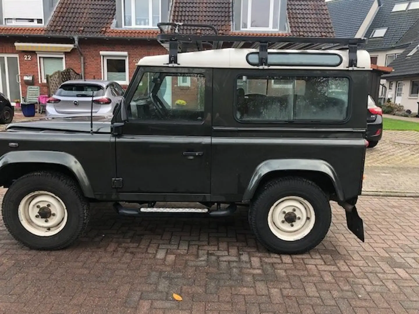 Land Rover Defender 90 TD5 Station Wagon Winter Alarm AHK Vert - 1