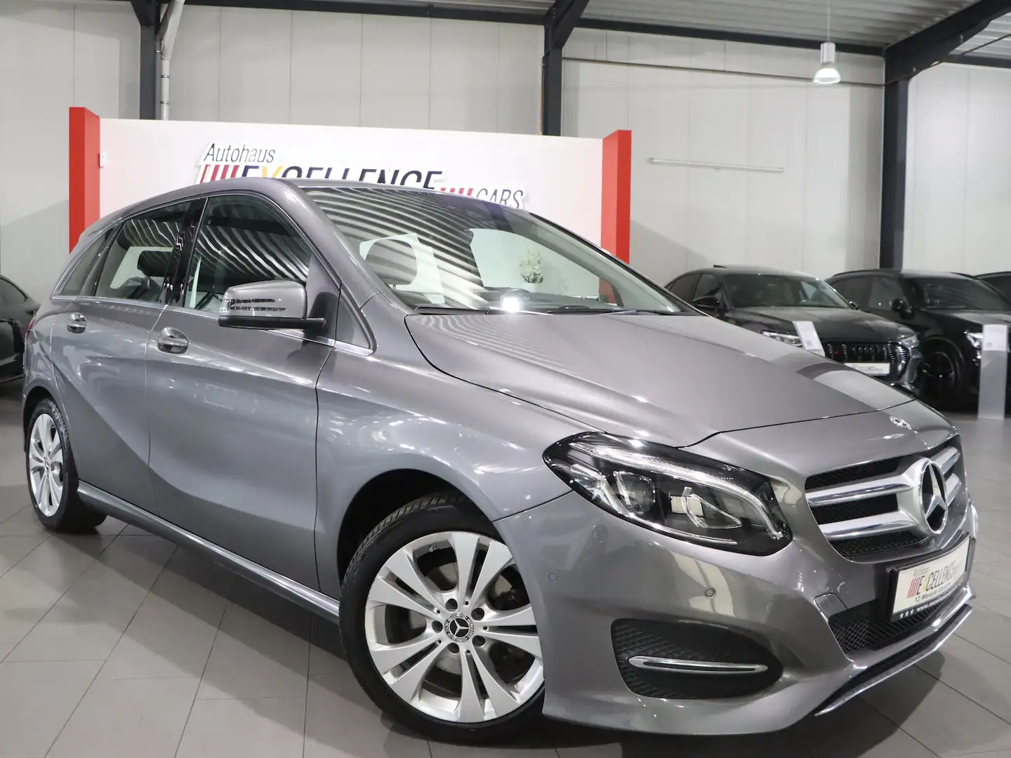 Mercedes-Benz B 200 URBAN STYLE SPORT / AUTOMATIK, LED, LEDER Grau - 2