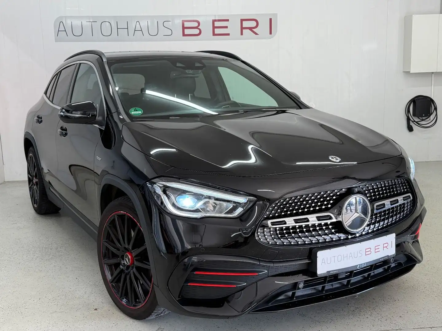 Mercedes-Benz GLA 250 4Matic AMG Edition 1 Schwarz - 1