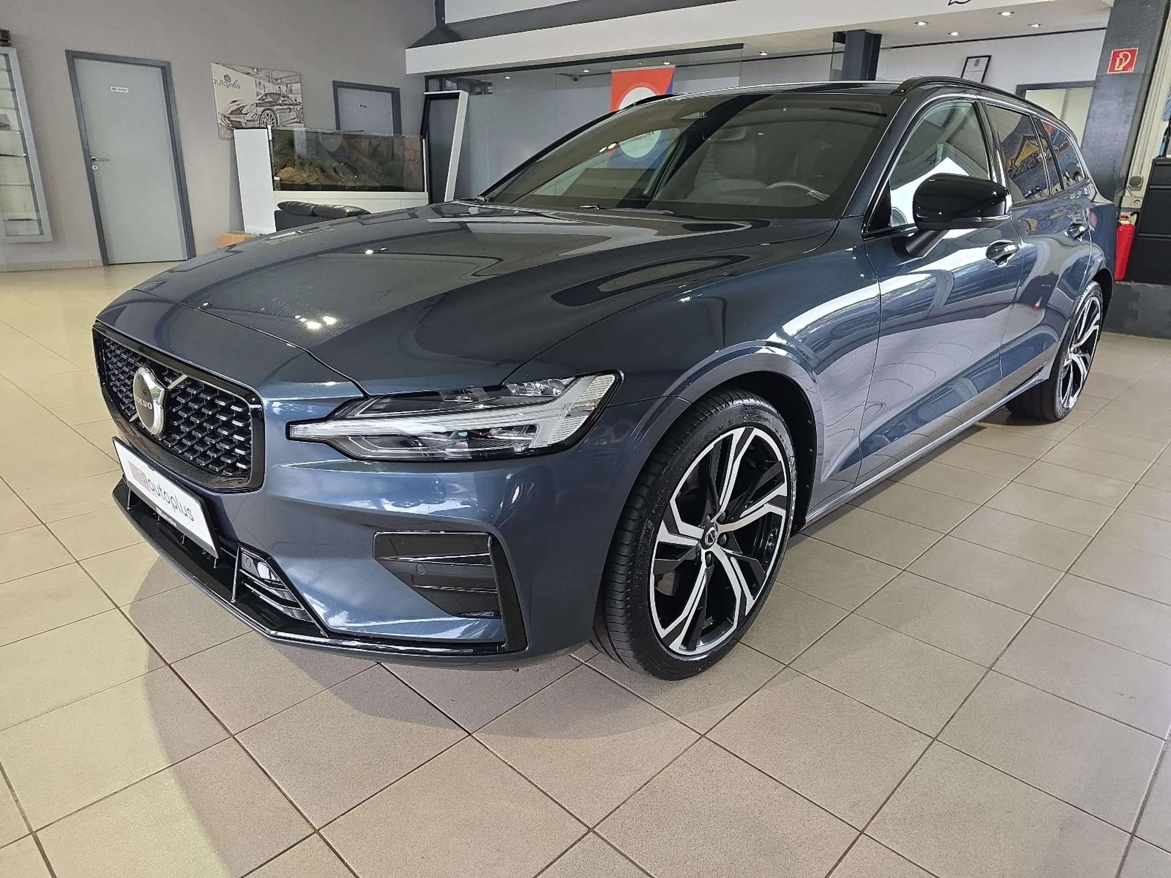 Volvo V60 B4 Plus Dark ACC AHK 19Zoll LED Sportsitze