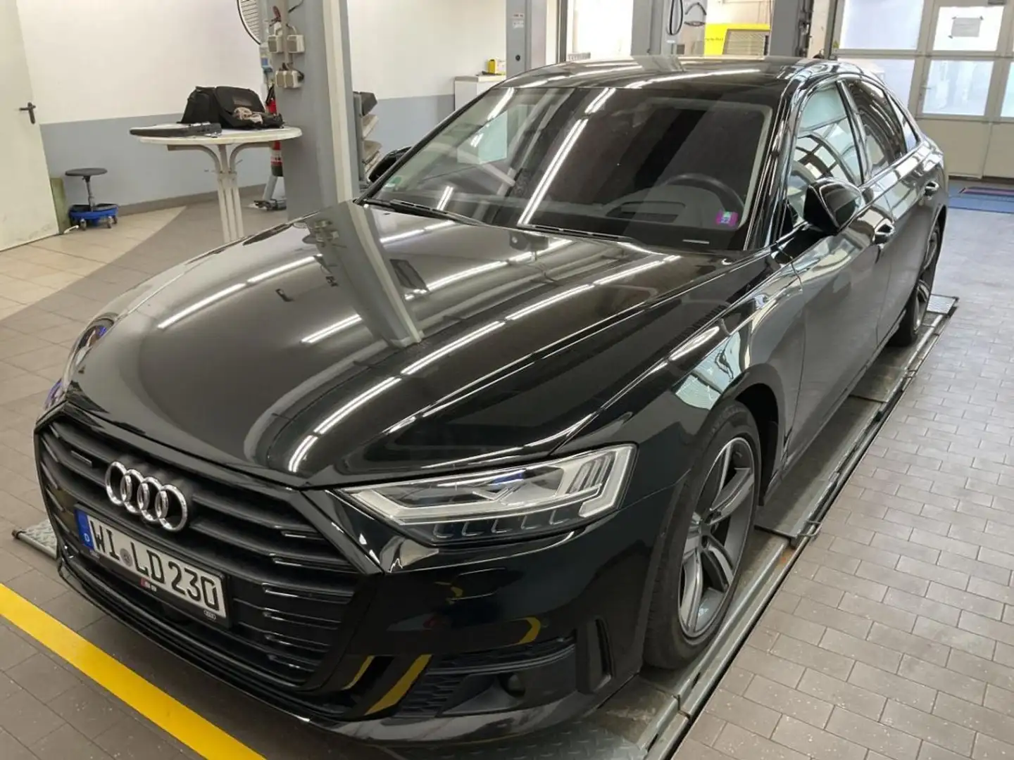 Audi A8 50 TDI quattro Schwarz - 1
