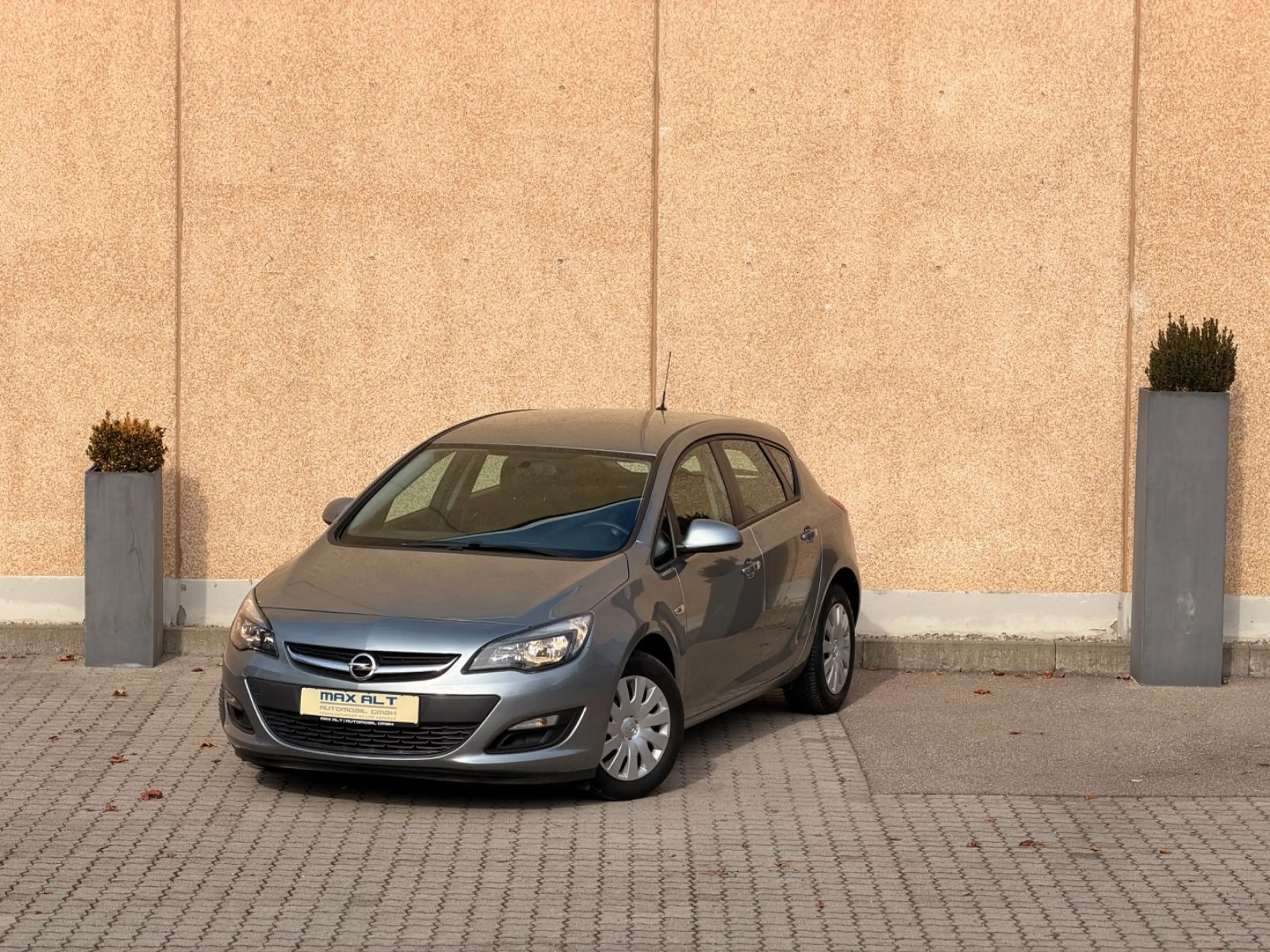 Opel Astra J Lim 1.6/Klimaanlage/CD/BC/ZV/Euro6/
