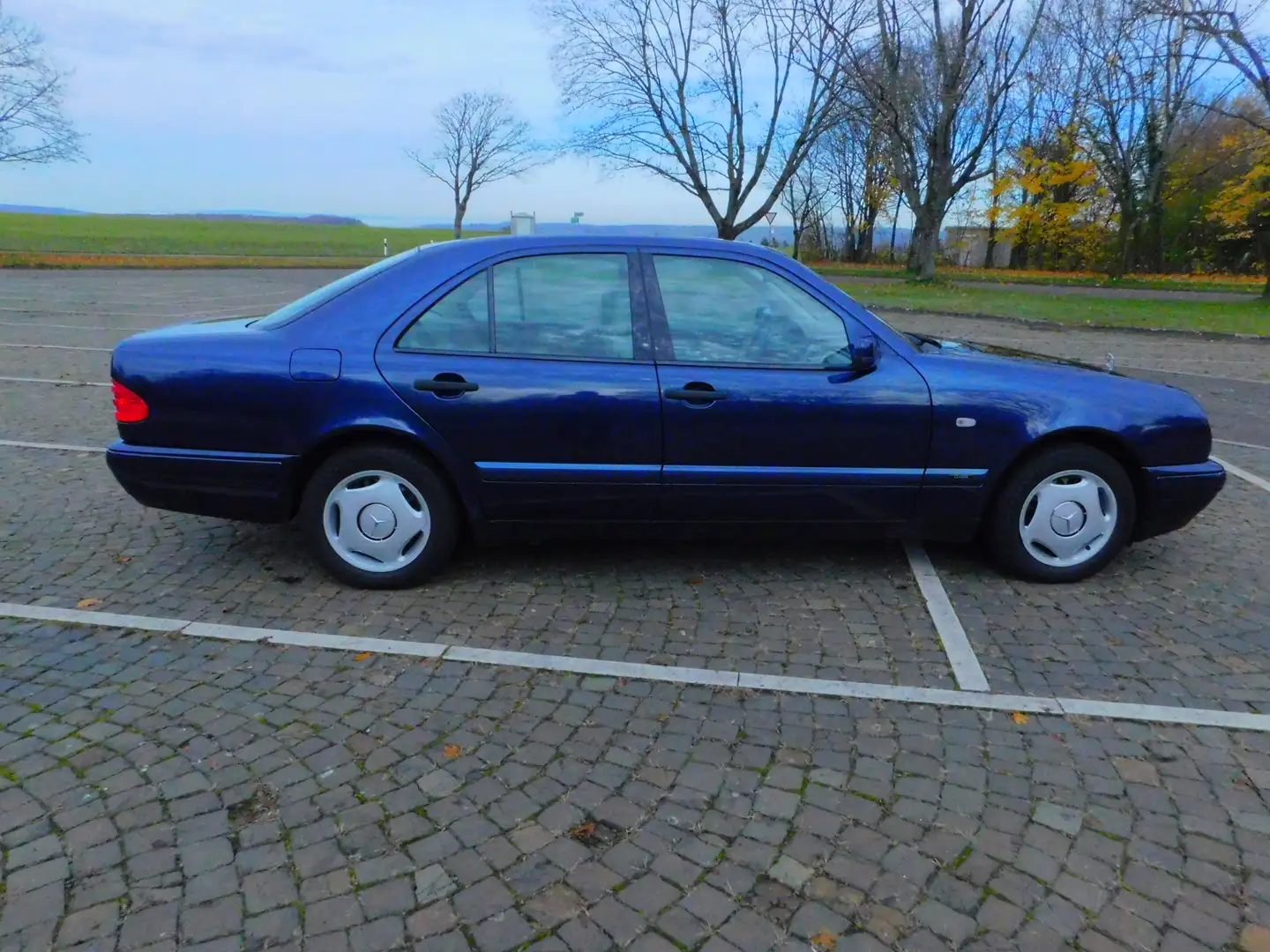 Mercedes-Benz E 200 E 200 Classic Erstklassiger Oldtimerkandidat Bleu - 1