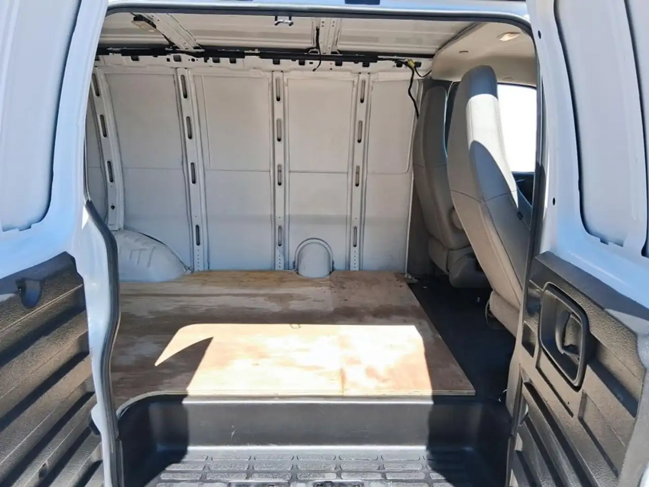 Chevrolet Express 2500 photo Chevrolet Express 2500