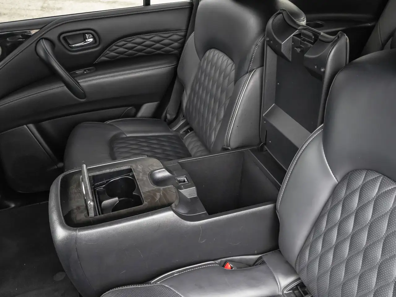 Infiniti QX80 снимка Infiniti QX80
