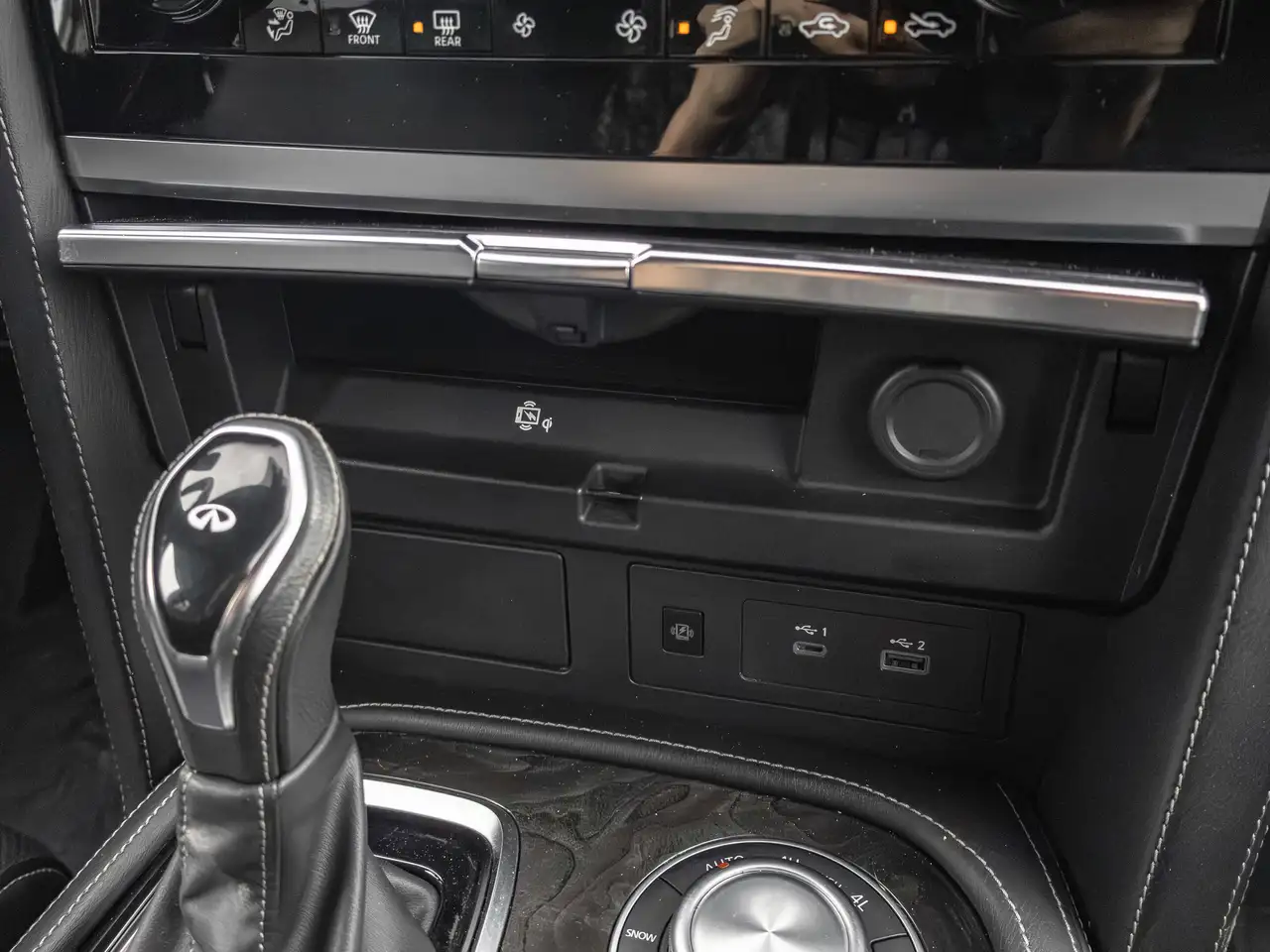 Infiniti QX80 снимка Infiniti QX80