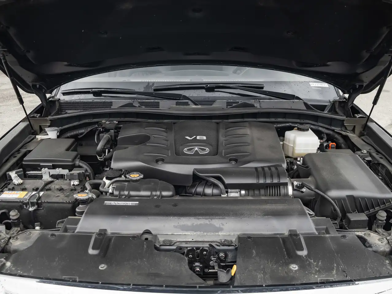 Infiniti QX80 снимка Infiniti QX80