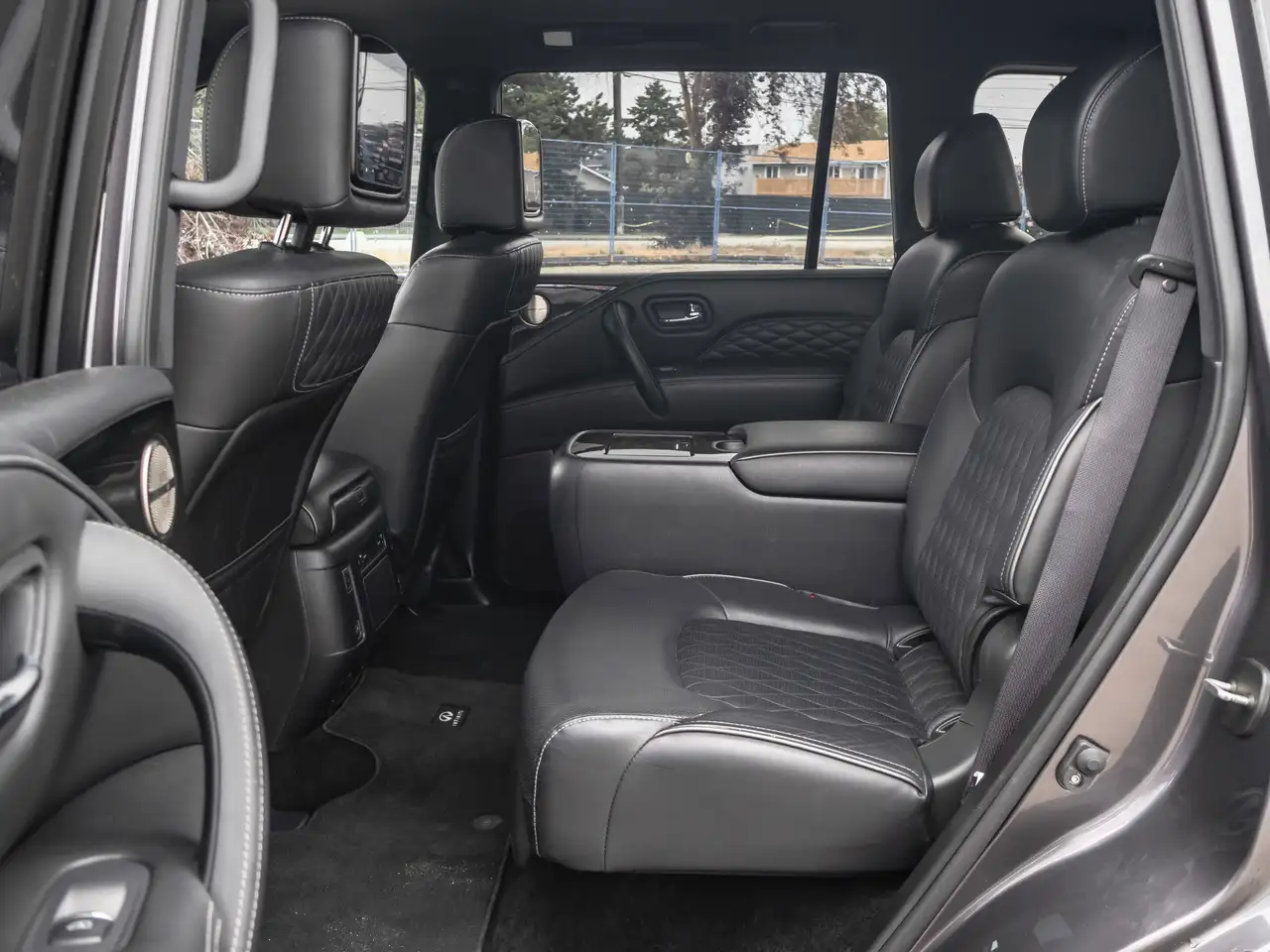 Infiniti QX80 снимка Infiniti QX80