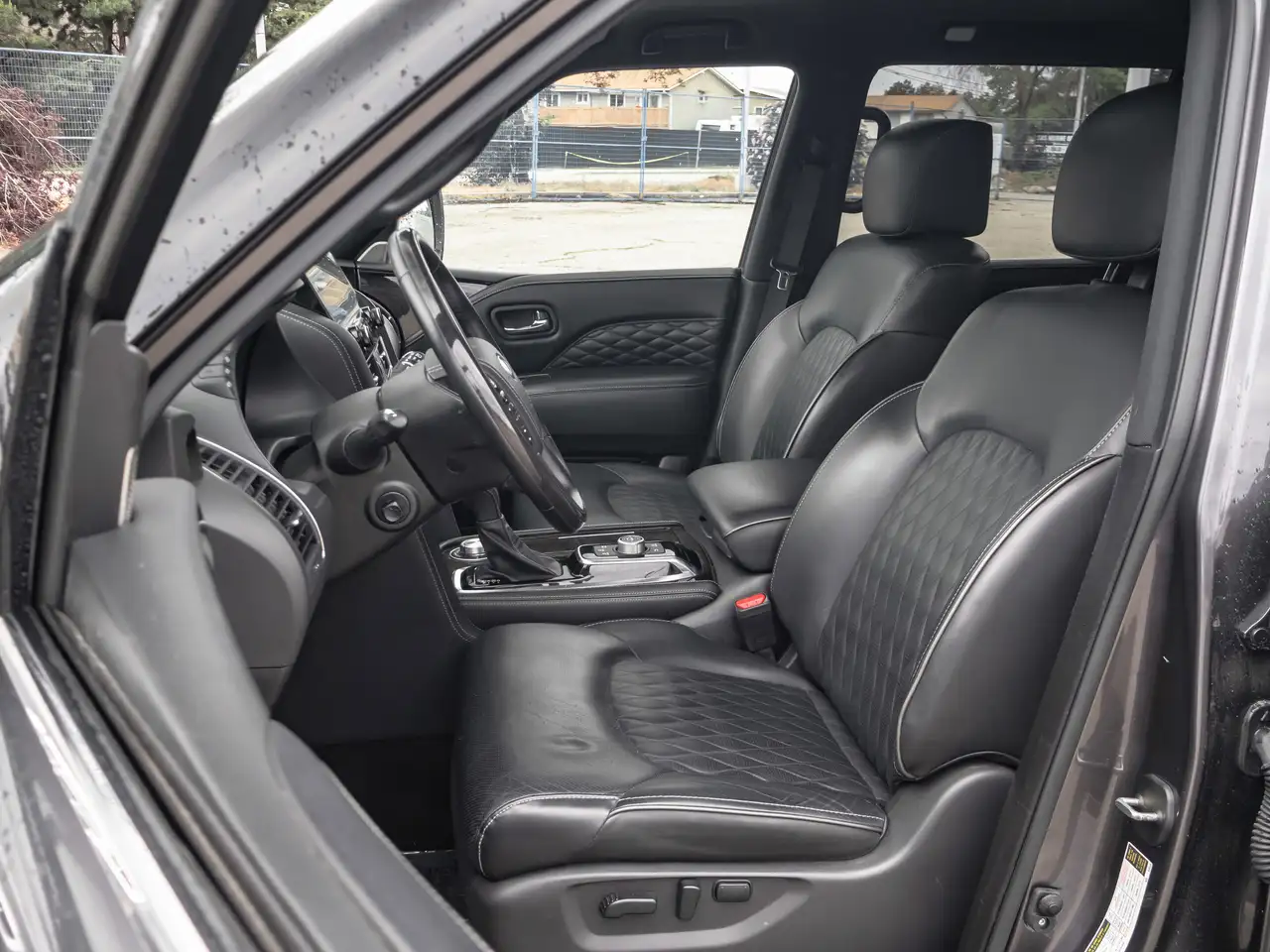 Infiniti QX80 снимка Infiniti QX80