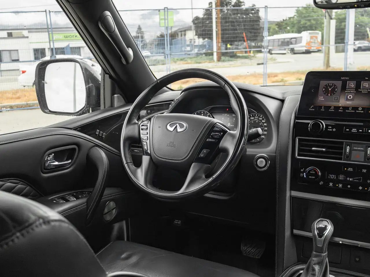 Infiniti QX80 снимка Infiniti QX80