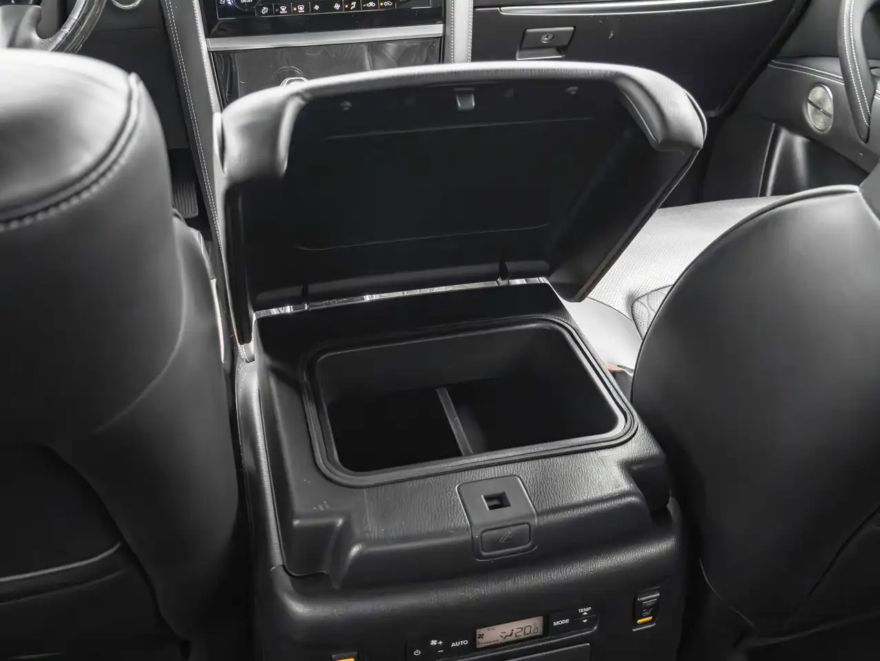 Infiniti QX80 снимка Infiniti QX80