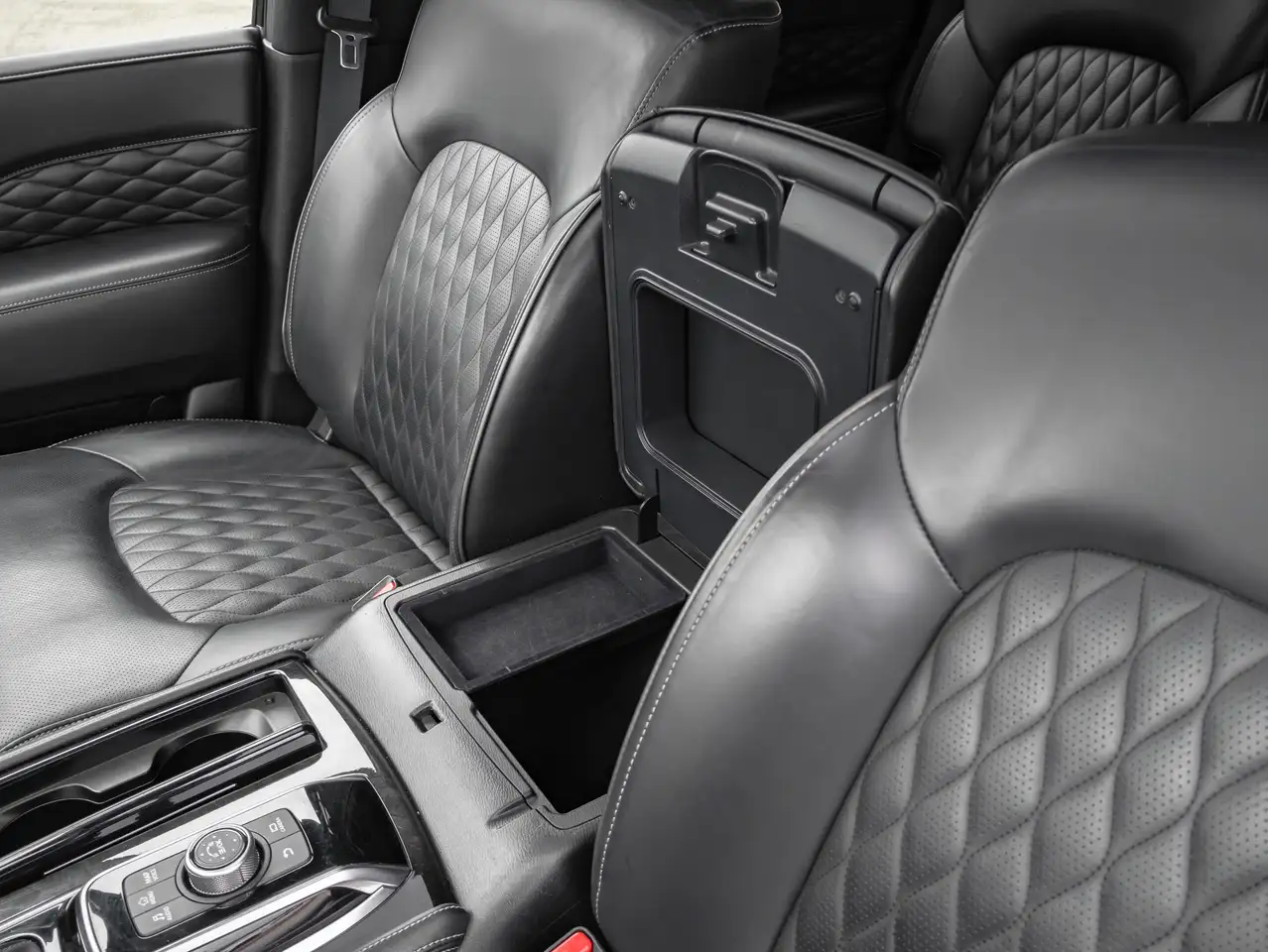 Infiniti QX80 снимка Infiniti QX80