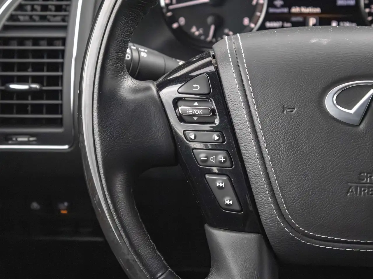 Infiniti QX80 снимка Infiniti QX80