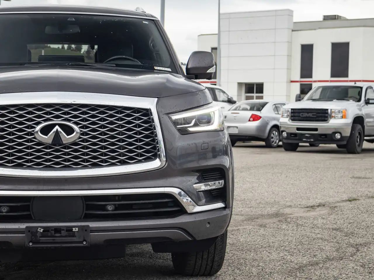 Infiniti QX80 снимка Infiniti QX80