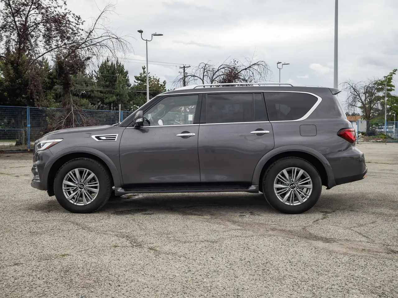 Infiniti QX80 снимка Infiniti QX80